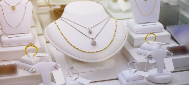 Choosing the right jewellery for you: custom-made vs ready to wear